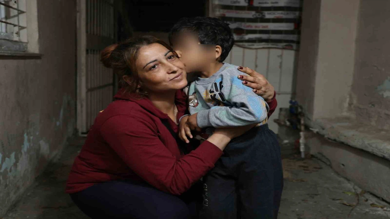 Otogarda söyledikleriyle yürekleri dağlayan çocuk ve ailesi, yeni evlerine kavuştu