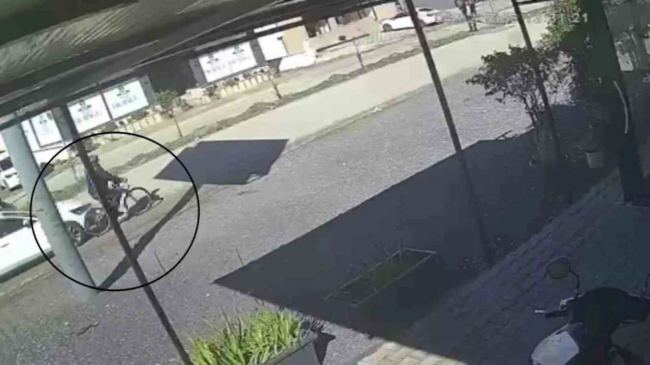 Otomobilin çarptığı bisikletli adam öldü, o anlar kamerada
