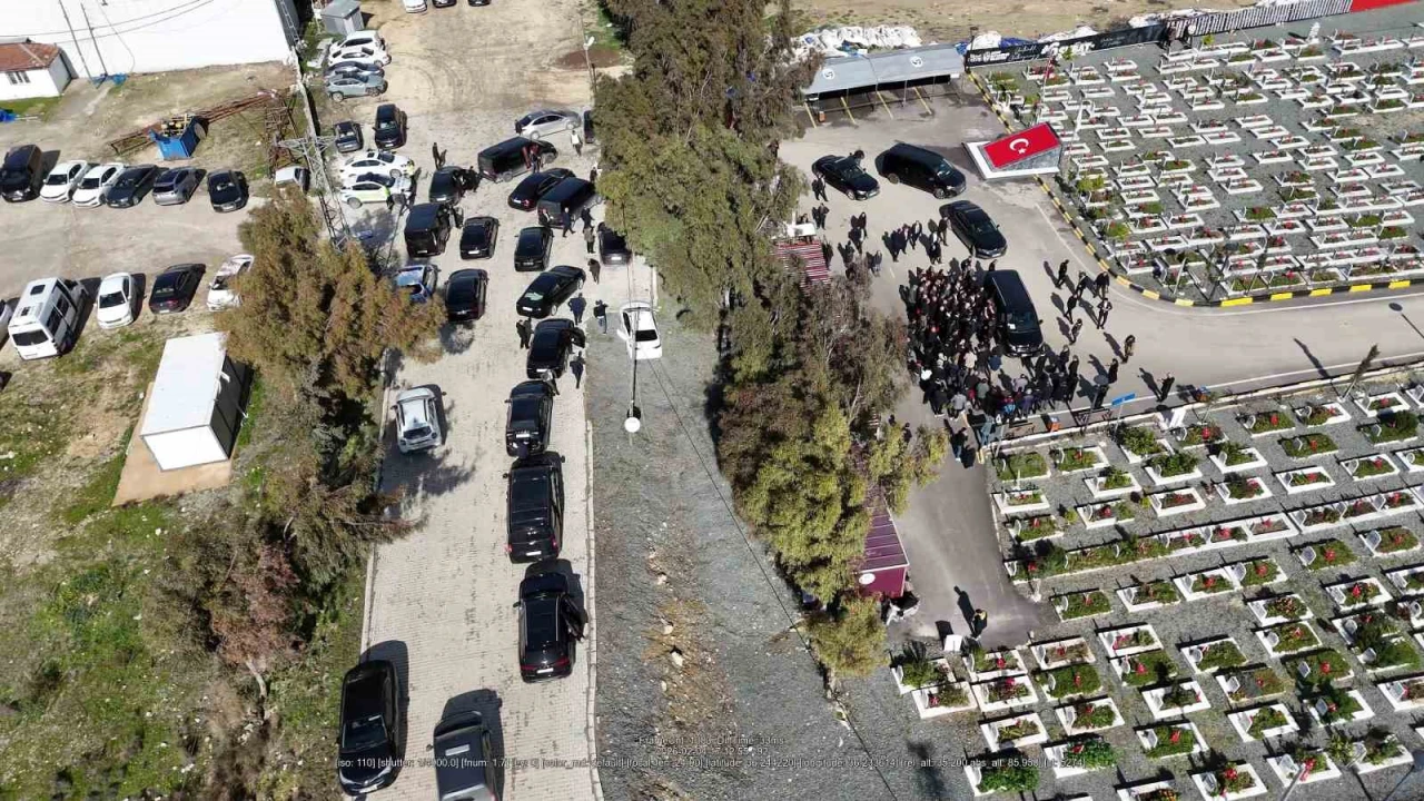 Özgür Özelden 30 araçlık konvoyla deprem mezarlığına ziyaret