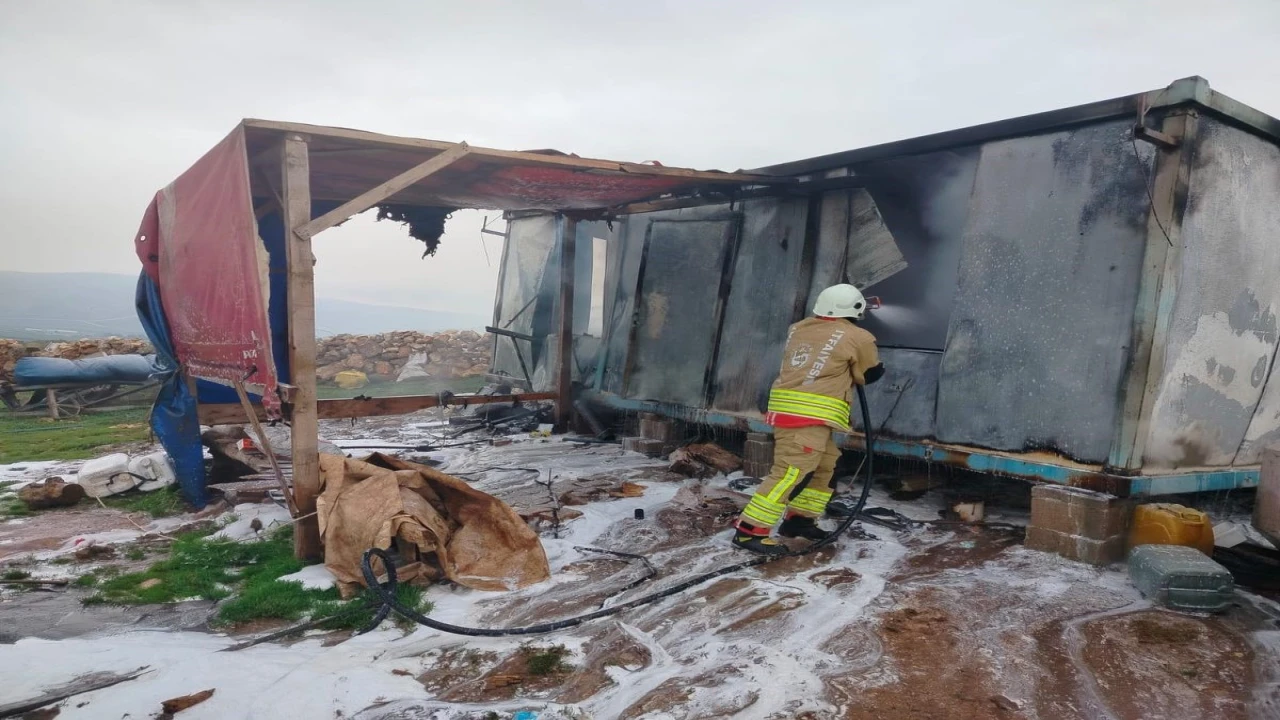 Reyhanlıda alevlere telsim olan konteyner yandı