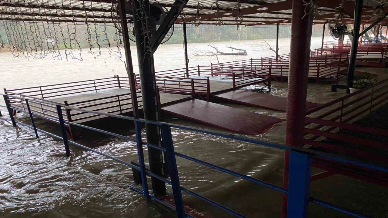 Sağanak sebebiyle Köprüçay taştı, iş yerleri ve araziler sular altında kaldı