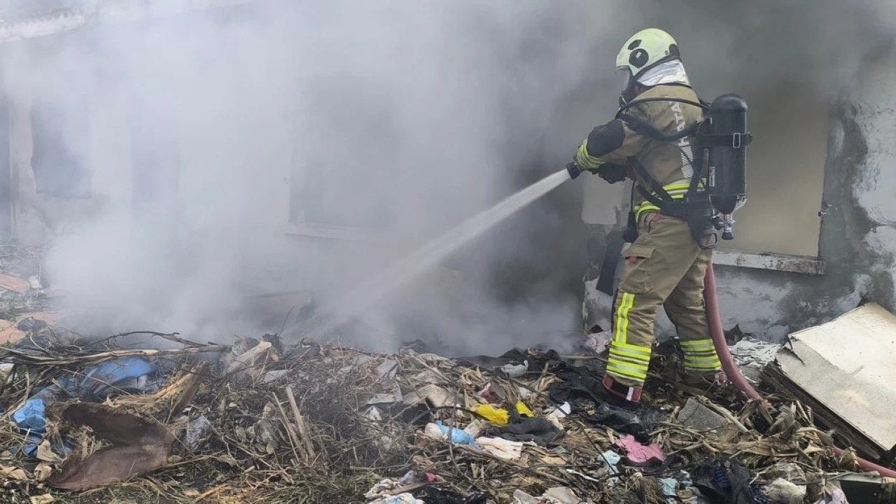 Samandağda metruk bina yangını