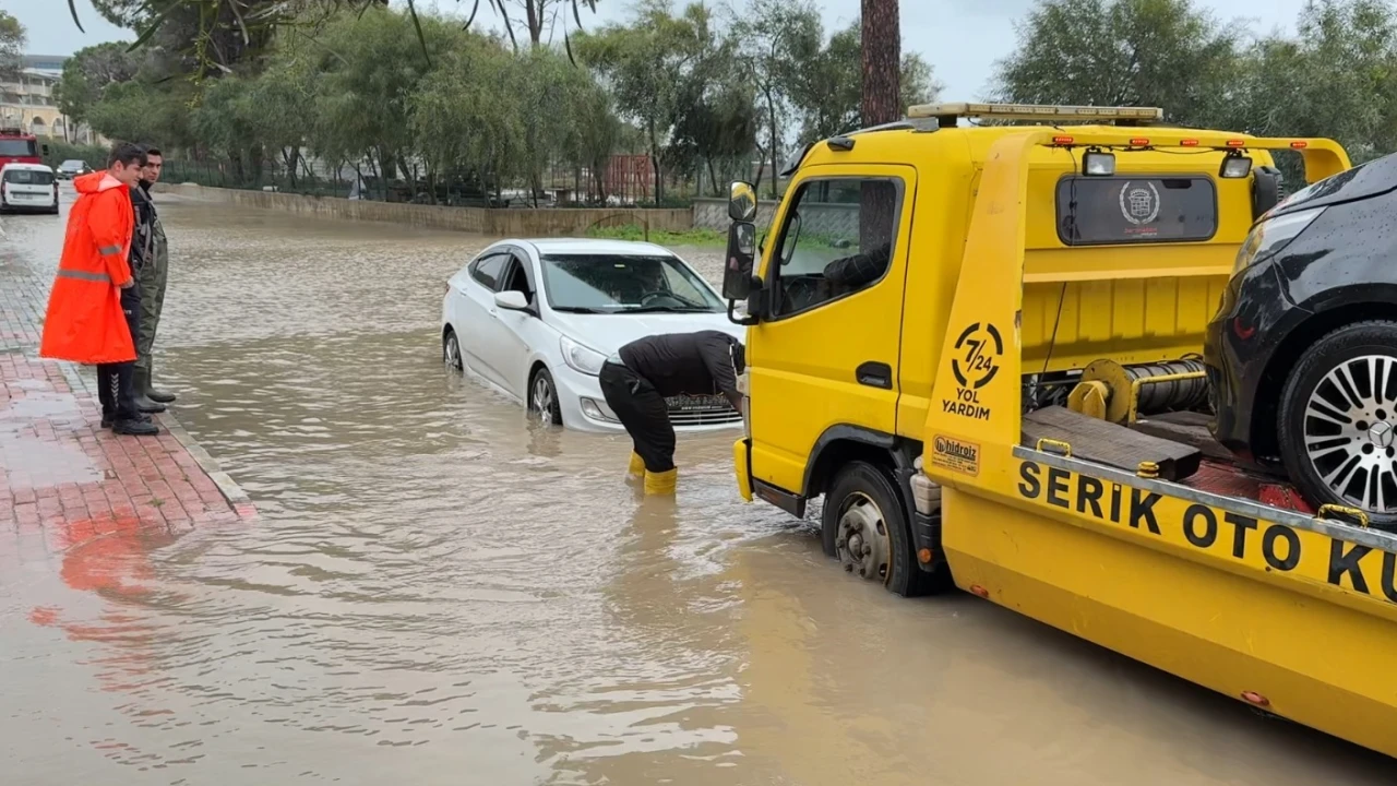 Serikte sağanak nedeniyle yollarda su birikintileri oluştu
