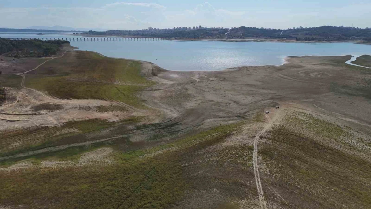 Seyhan Baraj Gölündeki kuraklık ve sonrası dron ile görüntülendi