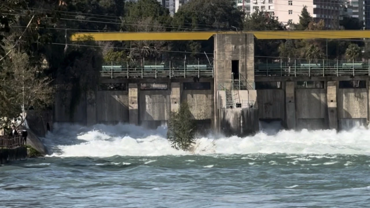 Seyhan Barajından su tahliyesi sürüyor: Tarlalar su altında kaldı