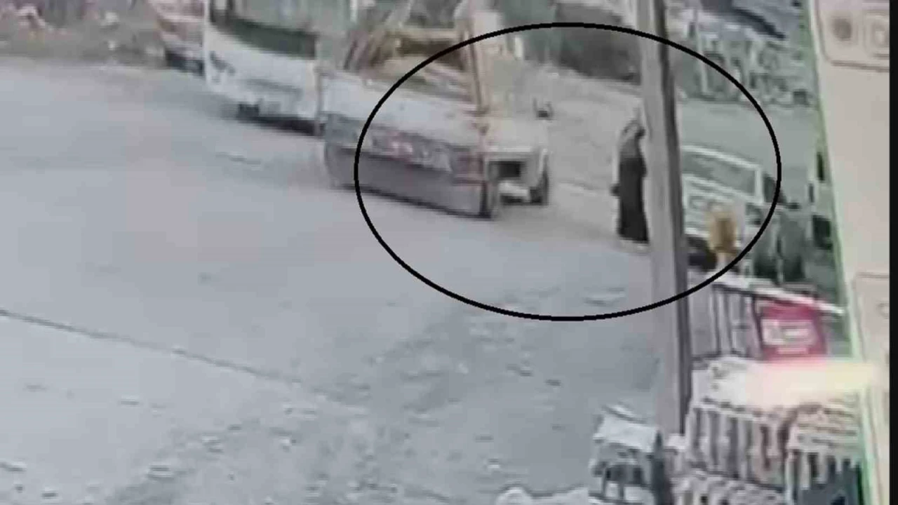 Seyir halindeki pikabın açılan kapağı kadının kafasına çarptı... O anlar kamerada