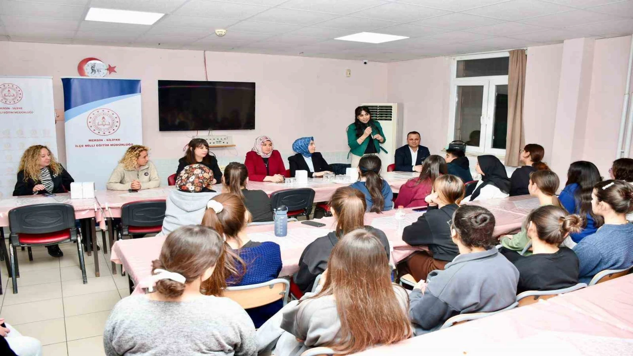 Silifkede cumhuriyet savcıları öğrencilerle iftarda buluştu