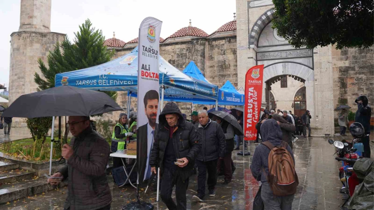 Tarsusta 6 Şubat depremlerinin yıl dönümünde helva ikramı yapıldı