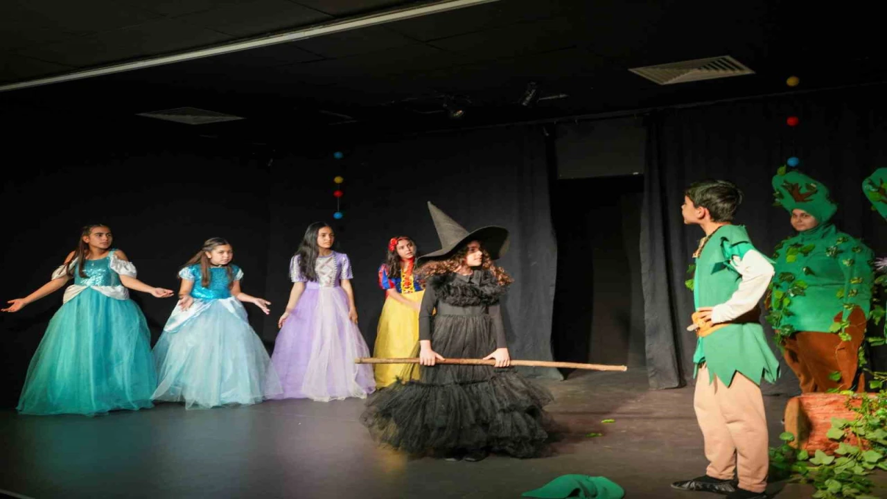 Tarsusta çocuklardan anlamlı tiyatro gösterisi