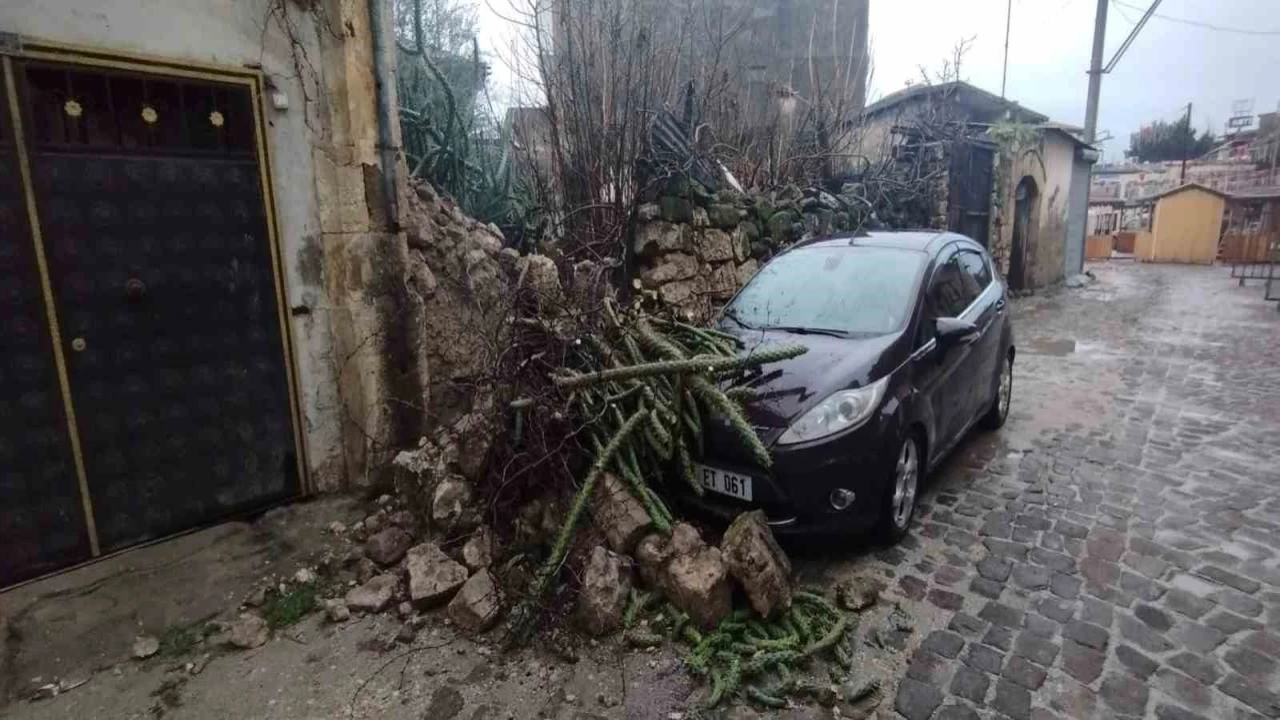 Tarsusta duvar çöktü, park halindeki araç zarar gördü