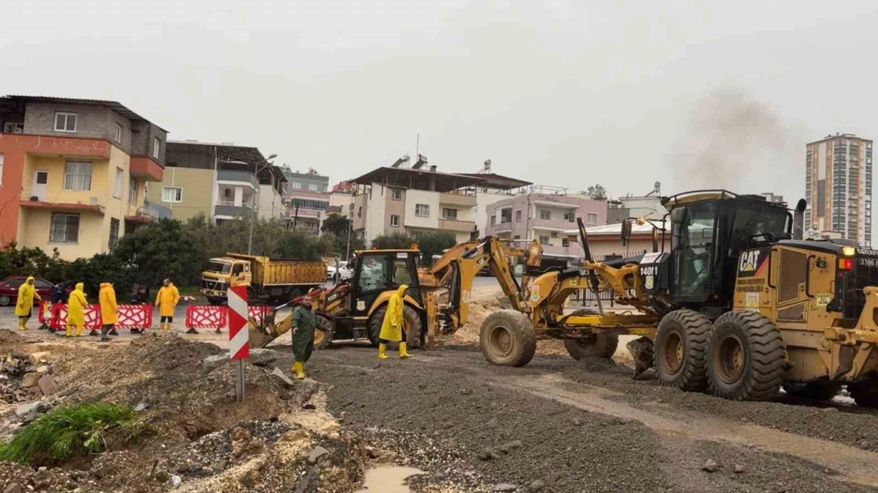 Tarsusta sağanak yağışlara ekipler anında müdahale etti