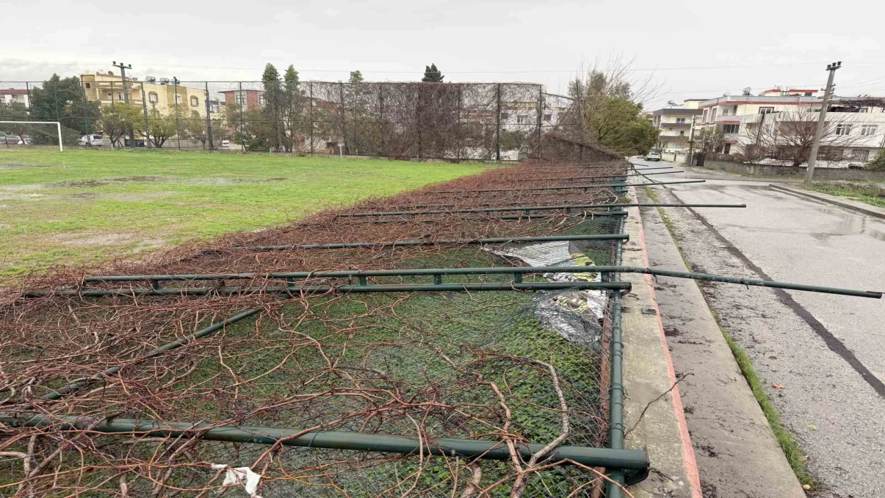 Tarsusta yağmur ve fırtına etkili oldu, seralar zarar gördü