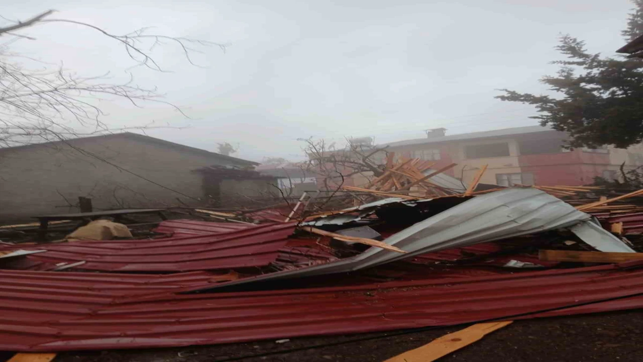 Tarsusta yağmur ve fırtına hayatı olumsuz etkiledi