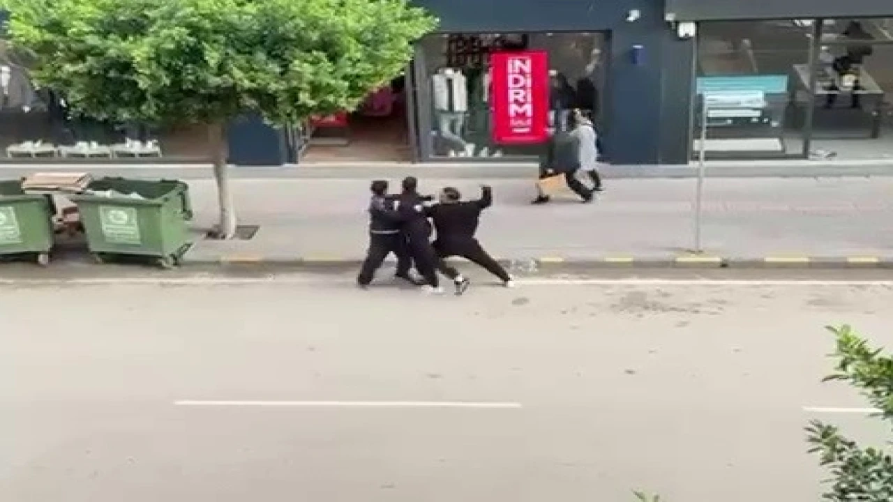 ‘Telefonumun ekranına baktın kavgasında sokak boks ringine döndü