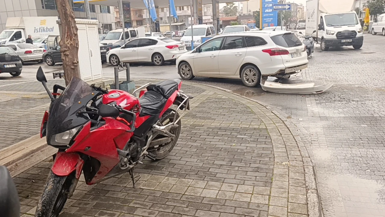 Ters yönden gelen motosikletin otomobille çarpışma anı kamerada: 1 yaralı