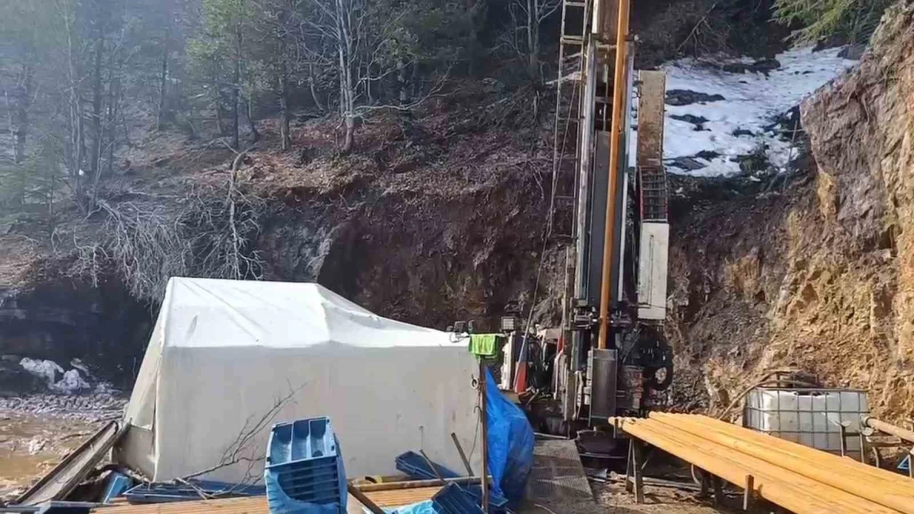 Üzerine kaya düşen işçi öldü