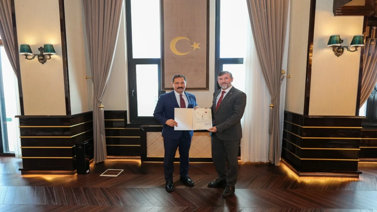Vali Masatlı, Müftü Topçuya başarı belgesi verdi