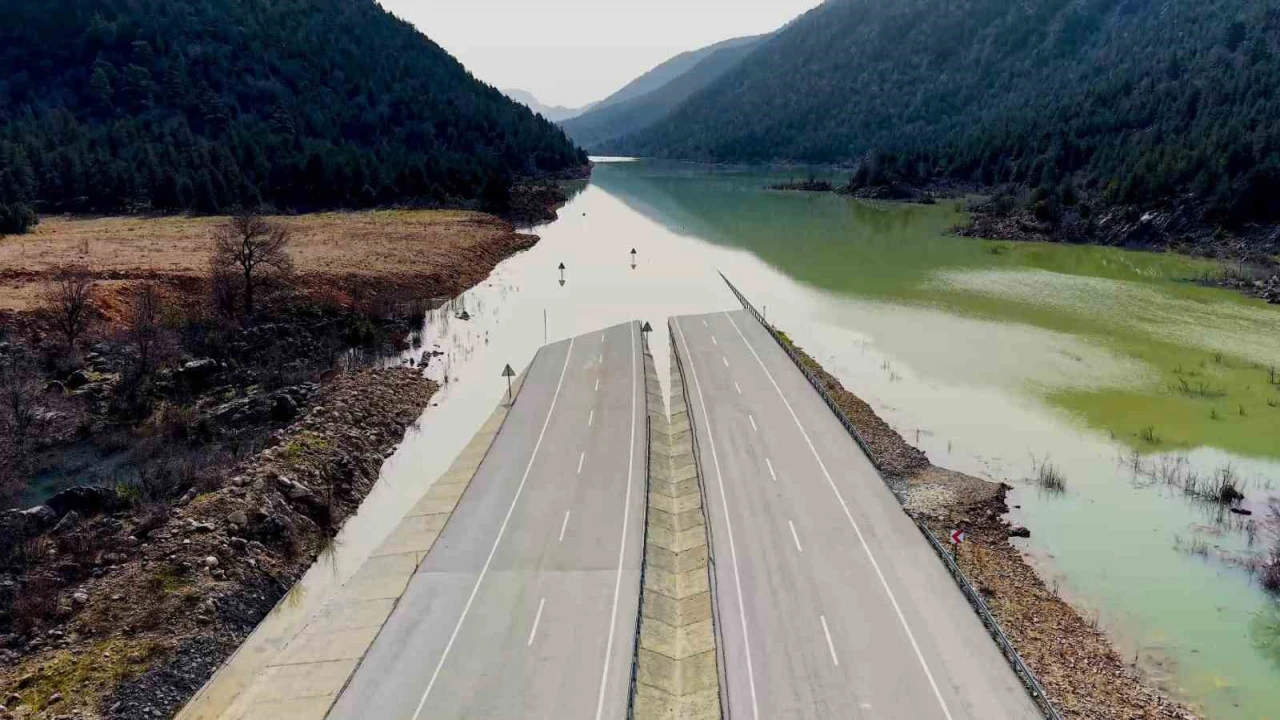Yağmur ve sel sularının kapattığı Antalya-Konya Kara yolunda sular henüz çekilmedi