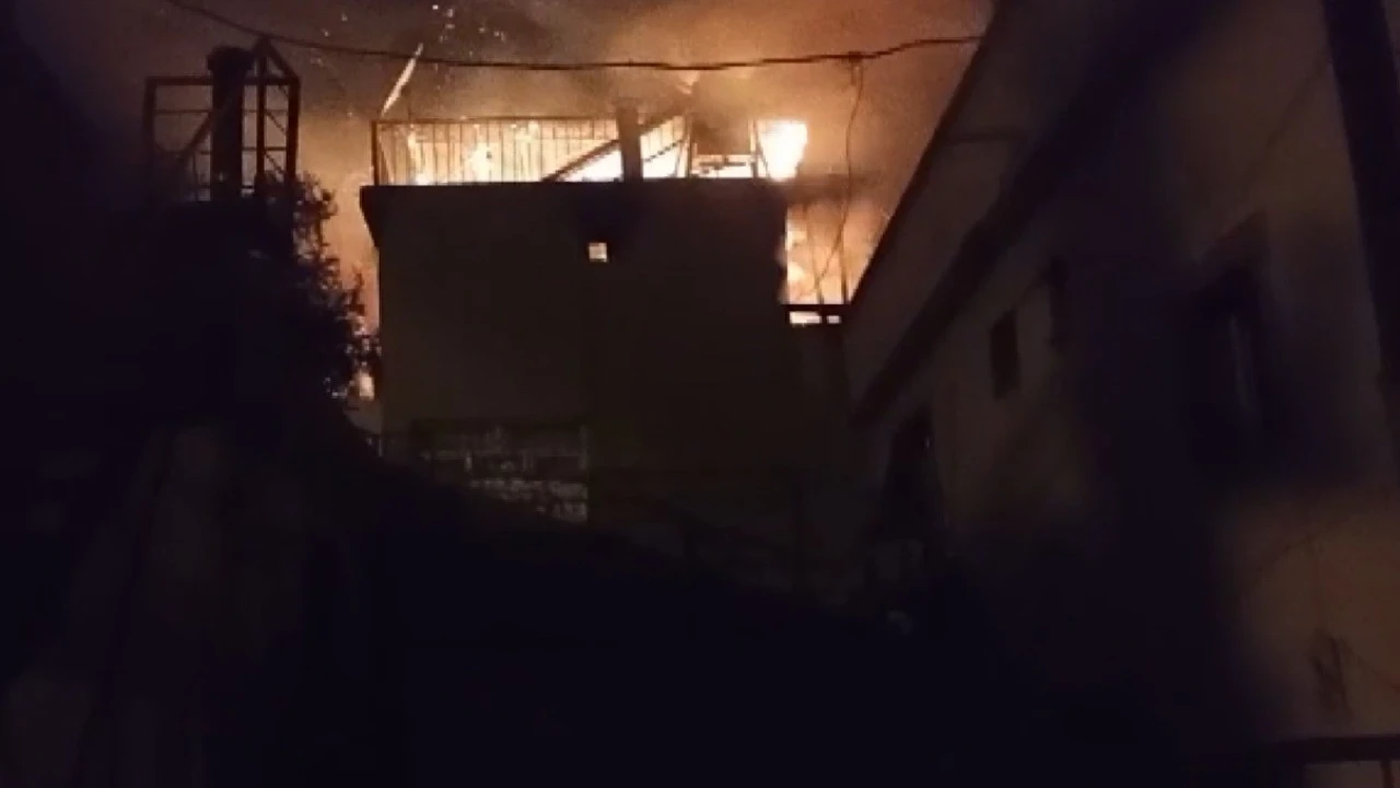 Yanan ev kullanılamaz hale geldi