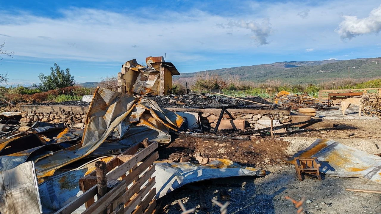 Yanan evden tabancasını almak isterken alevler içinde kalan emekli polis hayat mücadelesini kaybetti