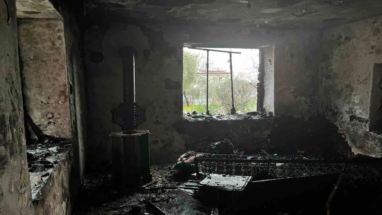 Yangına uykuda yakalanan yaşlı kadın hastaneye kaldırıldı