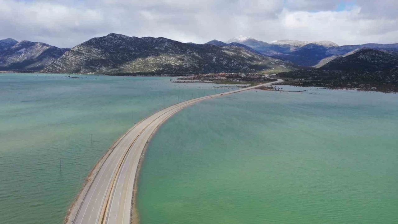 Yeni Antalya-Konya Karayolu Eynif Ovasının son hali dron ile görüntülendi