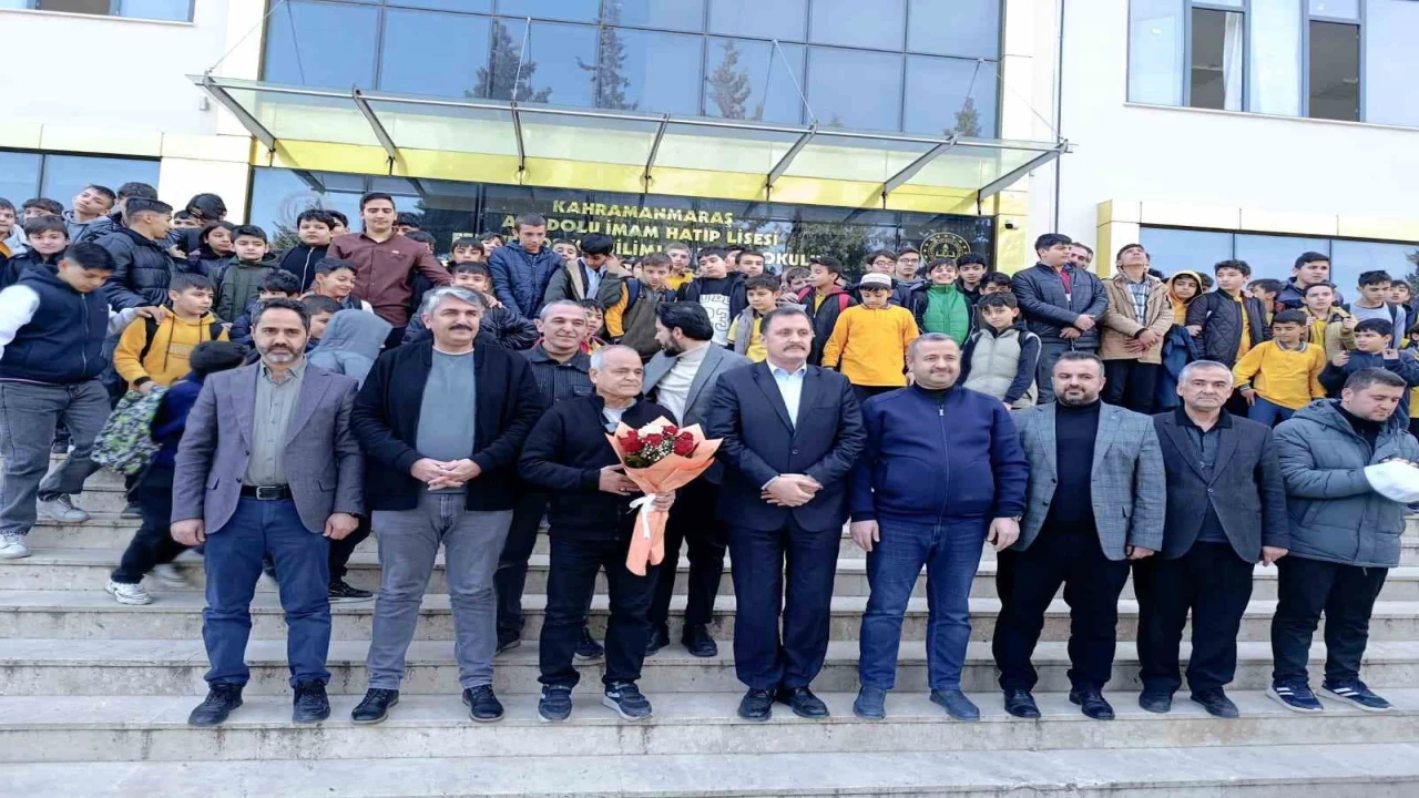 40 yıllık öğretmen duygusal törenle emekliye uğurlandı