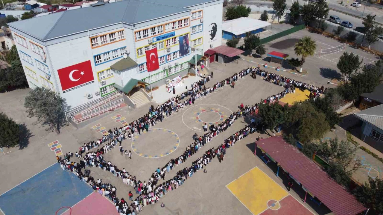 Adanada ara tatile giren öğrenciler okul bahçesinde bayramlaştı