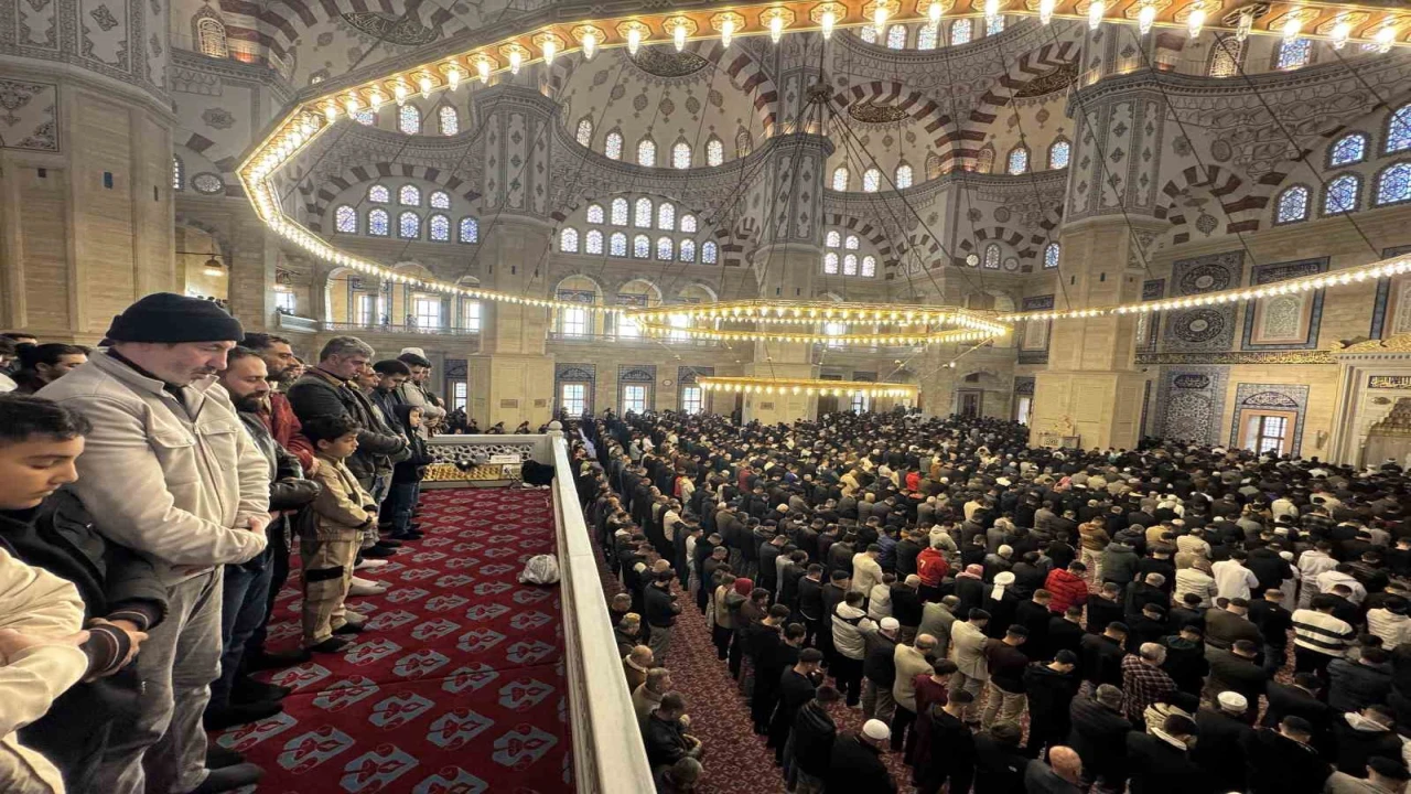 Adanada bayram namazı kılındı