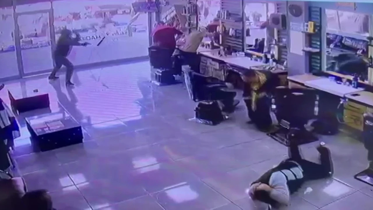 Adanada berberde böyle ateş etti: 1 yaralı