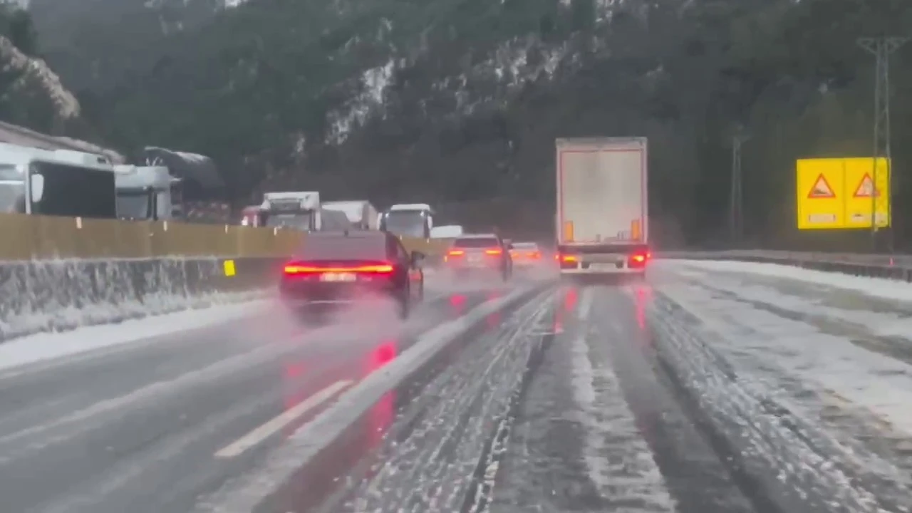Adanada dolu ulaşımda aksamalara neden oldu