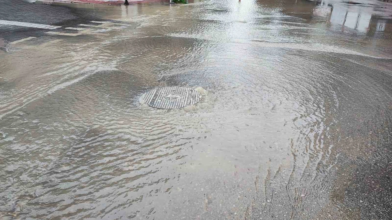 Adanada içme suyu borusu patladı, cadde göle döndü