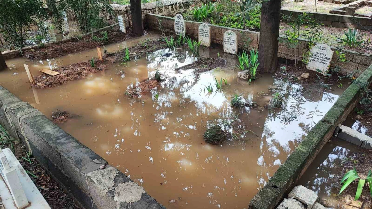 Adanada mezarlık sular altında kaldı, vatandaşlar mezara poşetle girdi