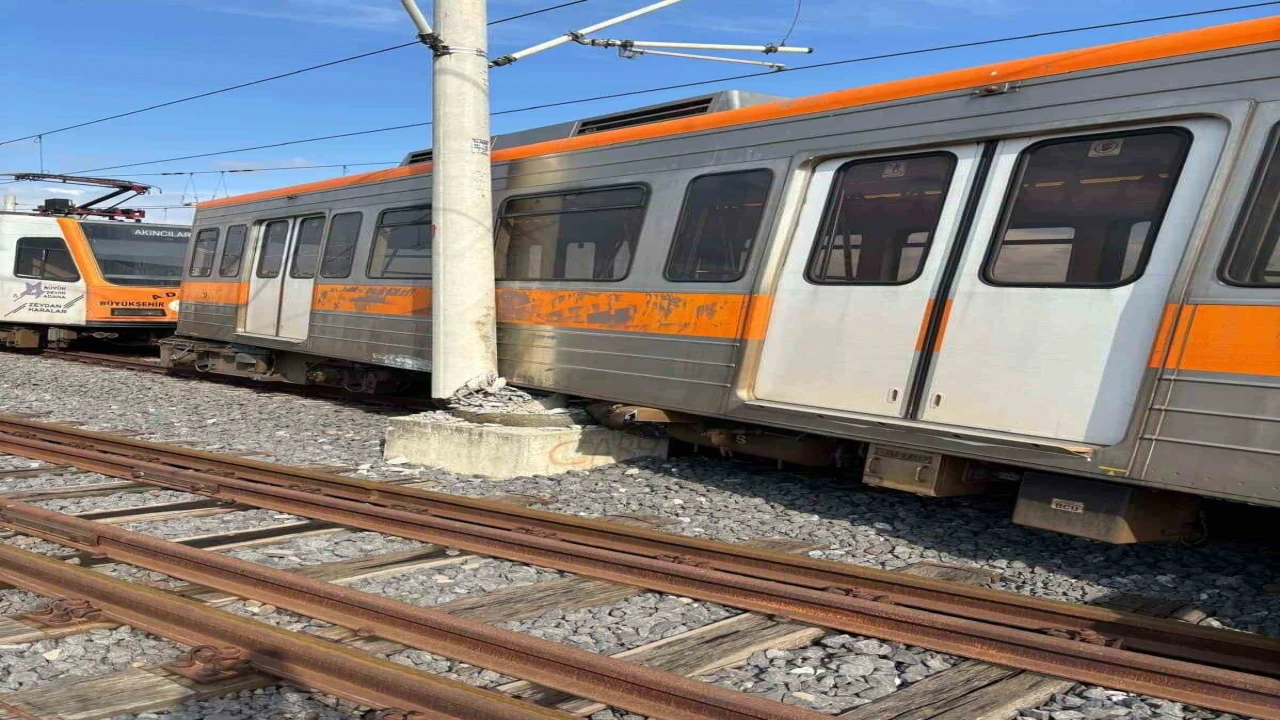 Adanada raydan çıkan metro vagonu direğe çarptı