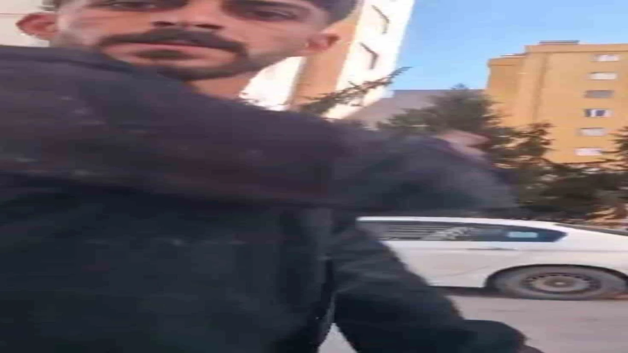 Adanada trafikte yol verme kavgasında aracın önünü kesip saldırdılar