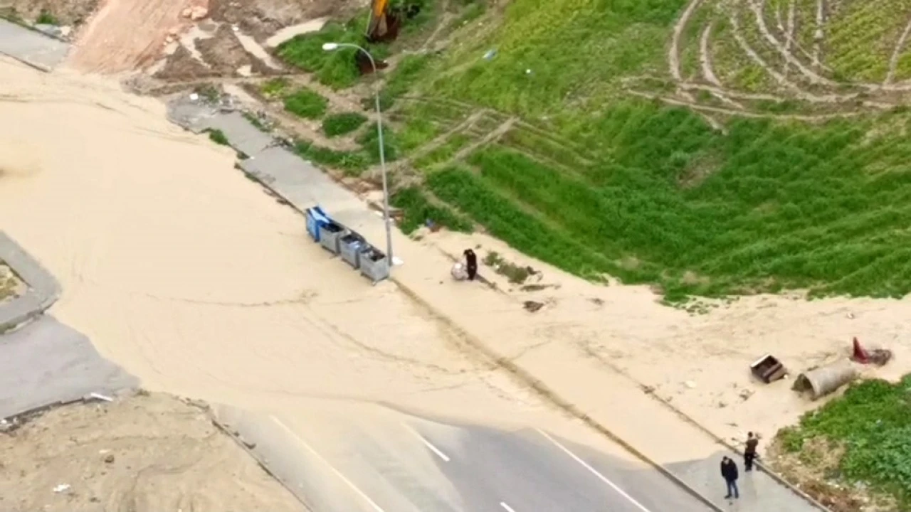 Adanada yağmur hayatı felç etti: Dereler taştı, yollar göle döndü