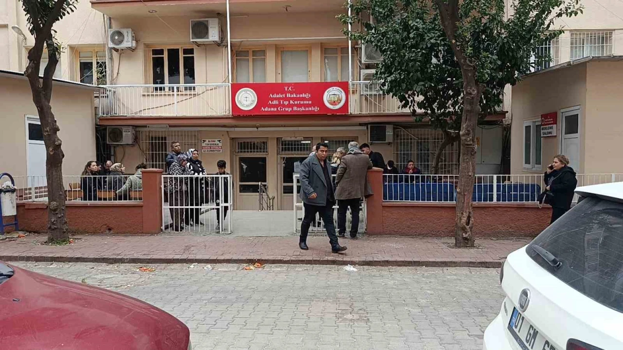 Adanada yol kesip bıçakla saldırdılar: 17 yaşındaki çocuk öldü, 2 ağabeyi yaralandı