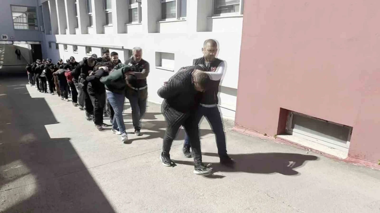 Adanada zehir tacirlerine operasyon: 11 tutuklama