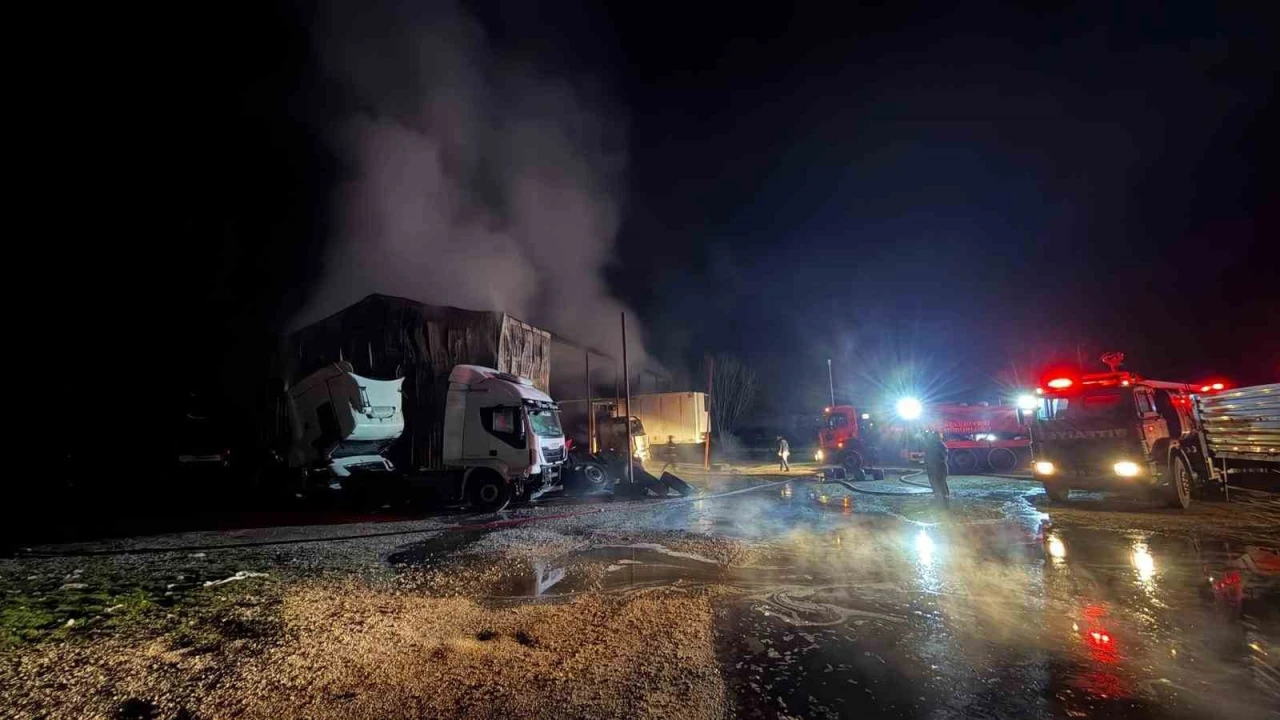 Ağır vasıta servisinde yangın çıktı: 2 çekici, 1 kamyon zarar gördü