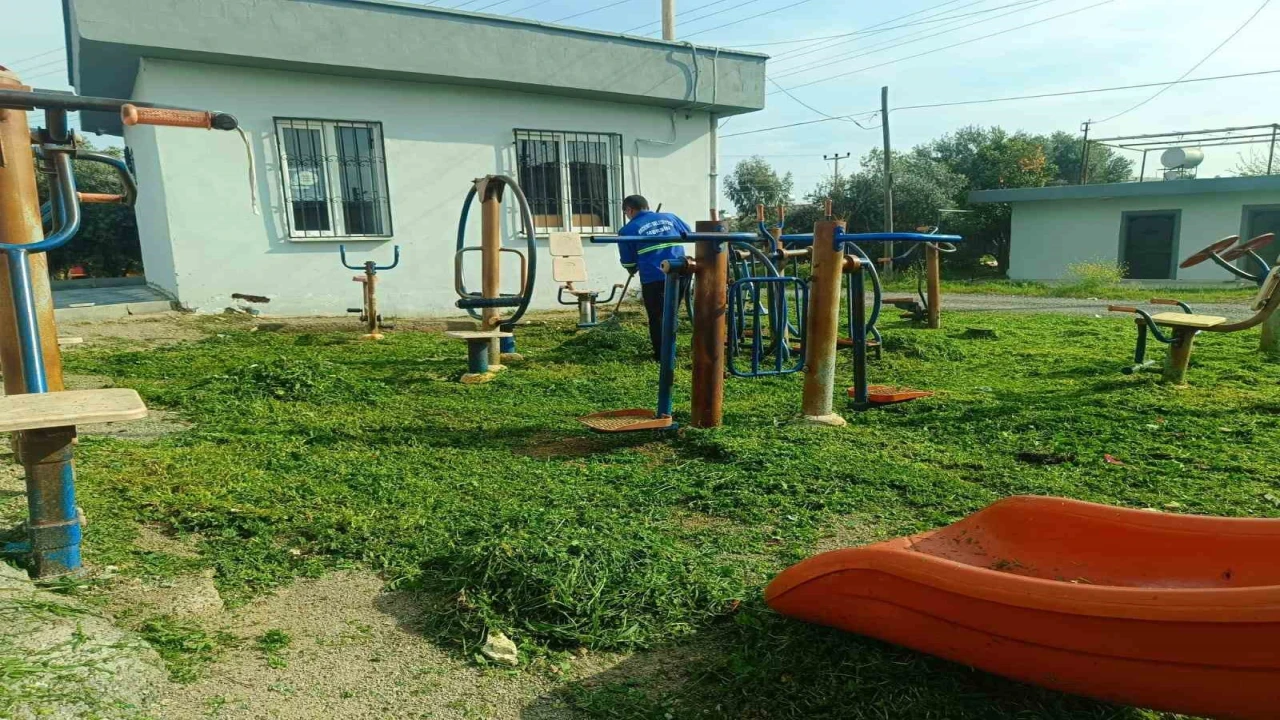 Akdenizde bahar temizliği: Parklar yaza hazırlanıyor