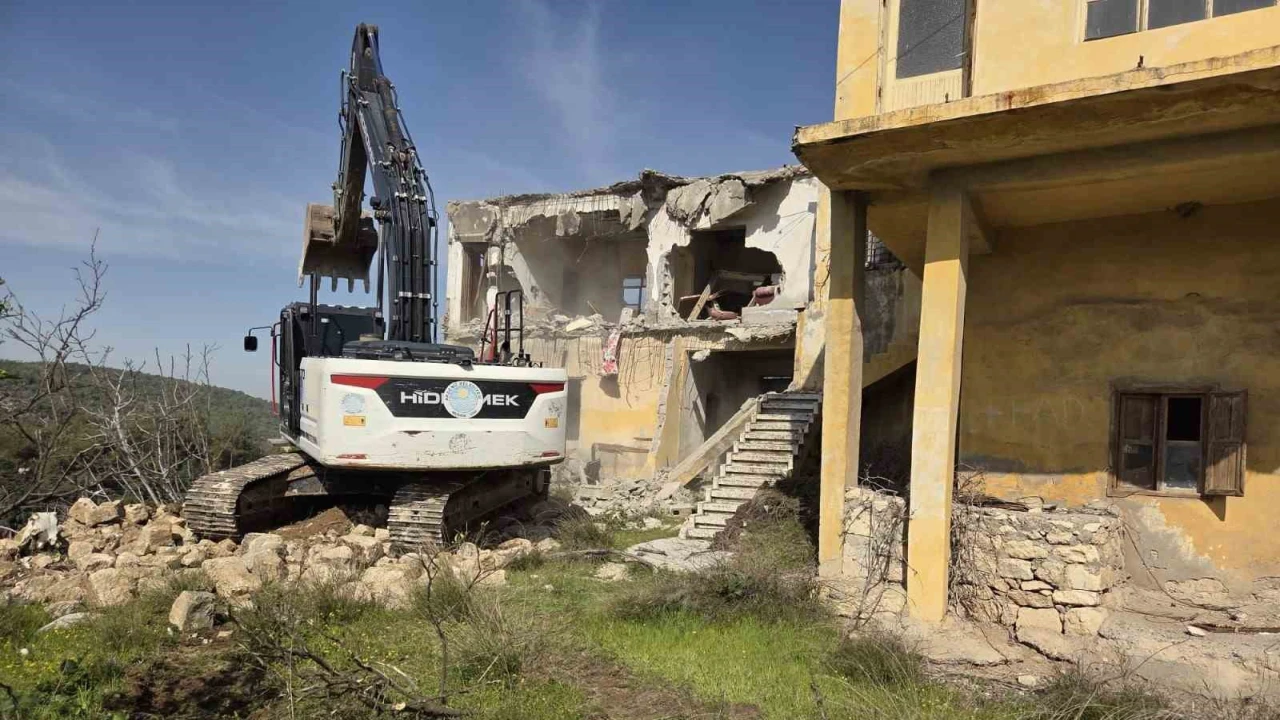 Akdenizde metruk binalar bir bir yıkılıyor