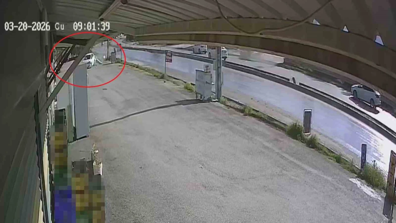 Akıl almaz kaza: Otomobil prefabrik iş yerlerinin içinden geçti