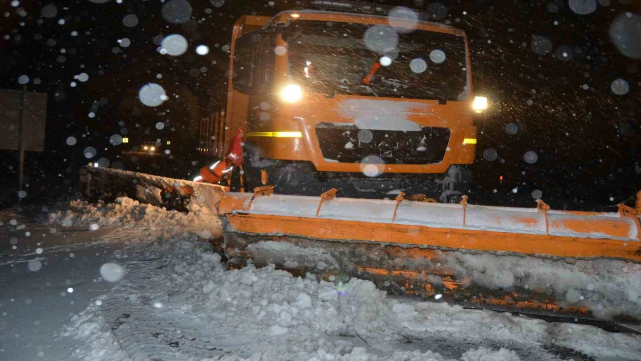 Alacabelde yağmur kara döndü, kar kalınlığı 5 santime ulaştı