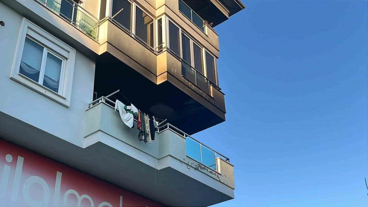 Alanyada apartman balkonunda çıkan yangın korkuttu
