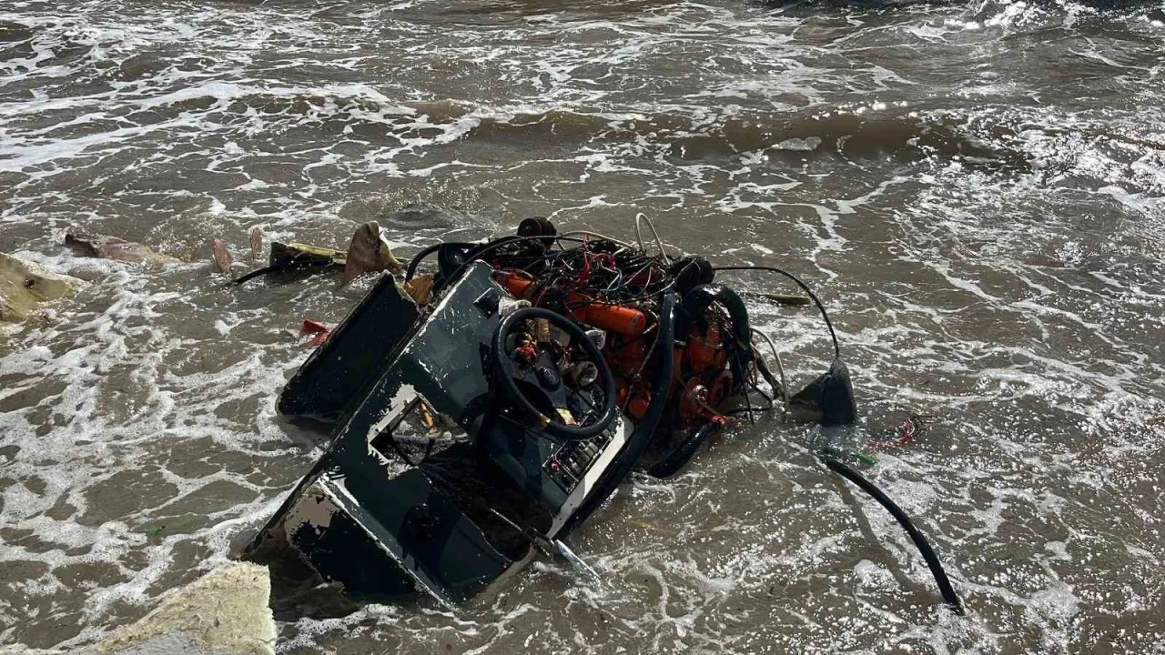 Alanyada balıkçı teknesi alabora oldu: 2 kişi yüzerek kurtuldu