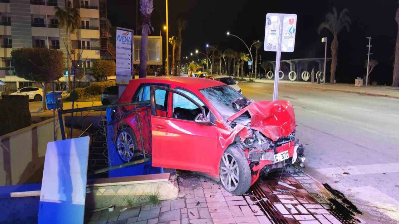 Alanyada iki otomobil çarpıştı: 3 yaralı