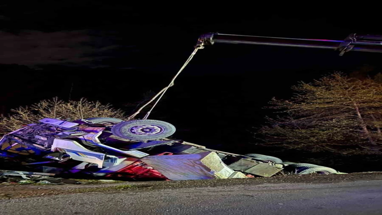 Alanyada kamyon şarampole devrildi: 1 ölü, 1 yaralı