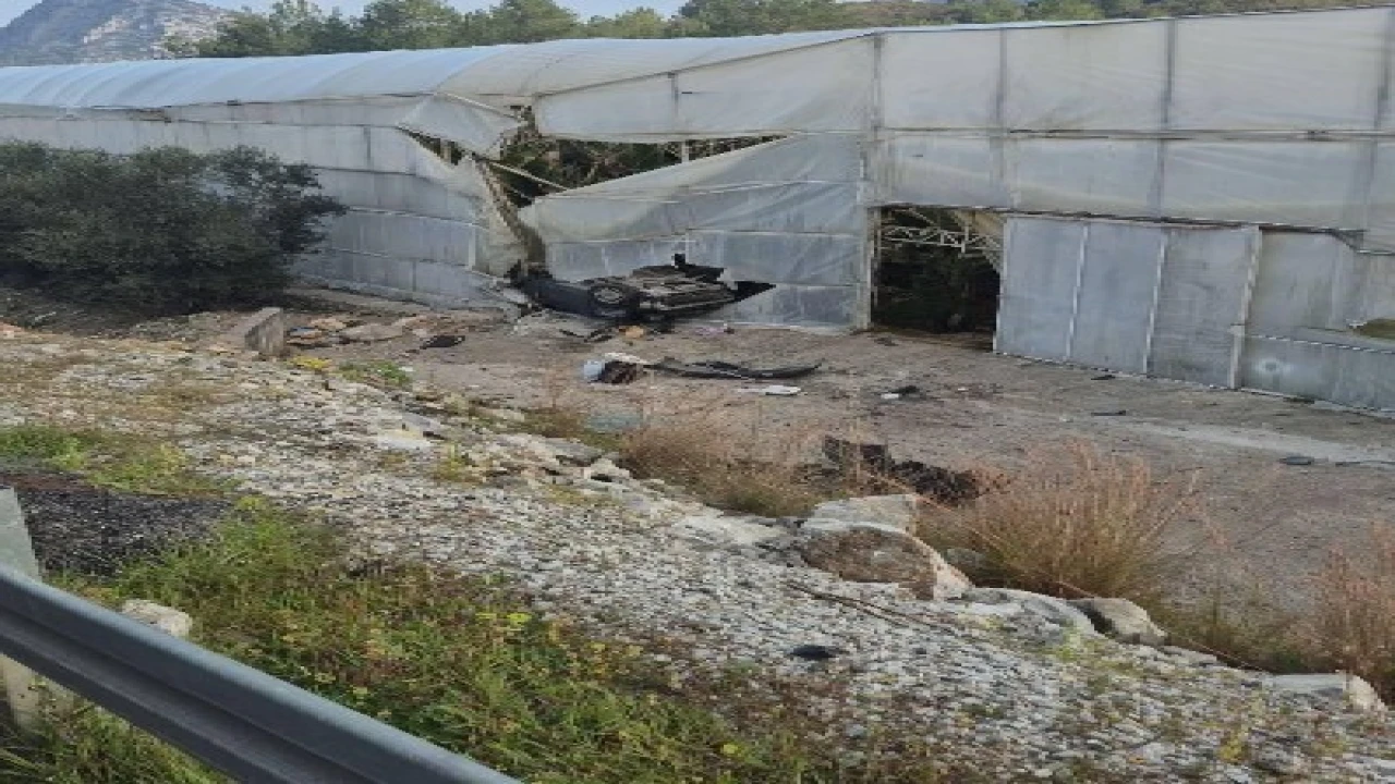 Alanyada otomobil muz serasına devrildi: 1 ölü, 1 yaralı