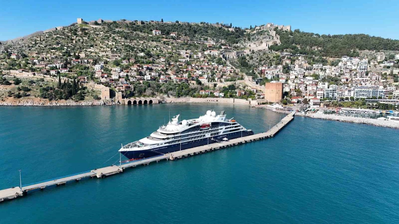 Alanyaya Fransız bayraklı kruvaziyer demir attı