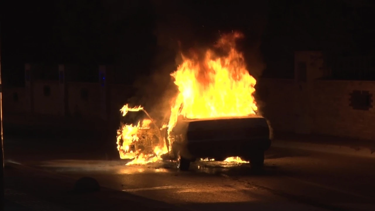 Alev topuna dönen Tofaştan geriye demir yığını kaldı